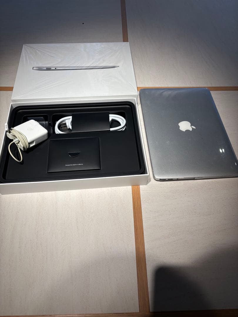 p*g様 MacBook Air (macOS Monterey) 充電器付き