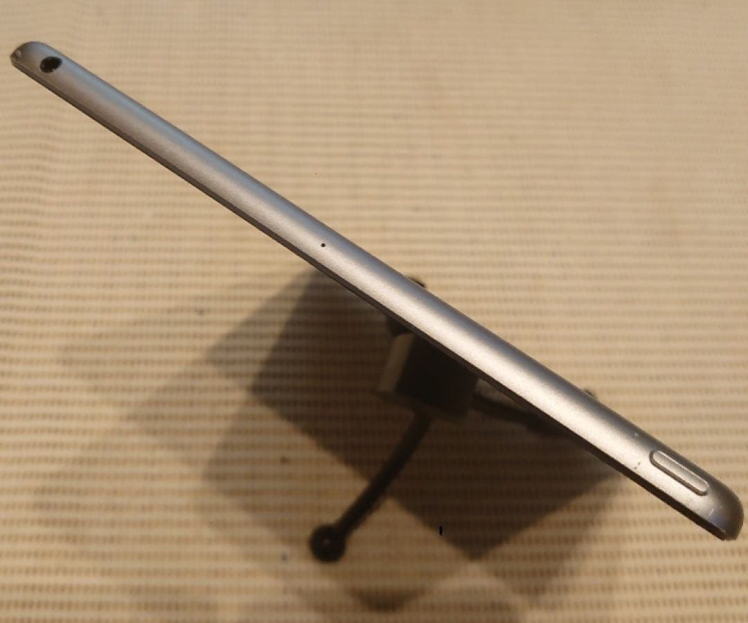 完動品iPad第6世代(A1893)本体128GBグレイ送料込NJF8M