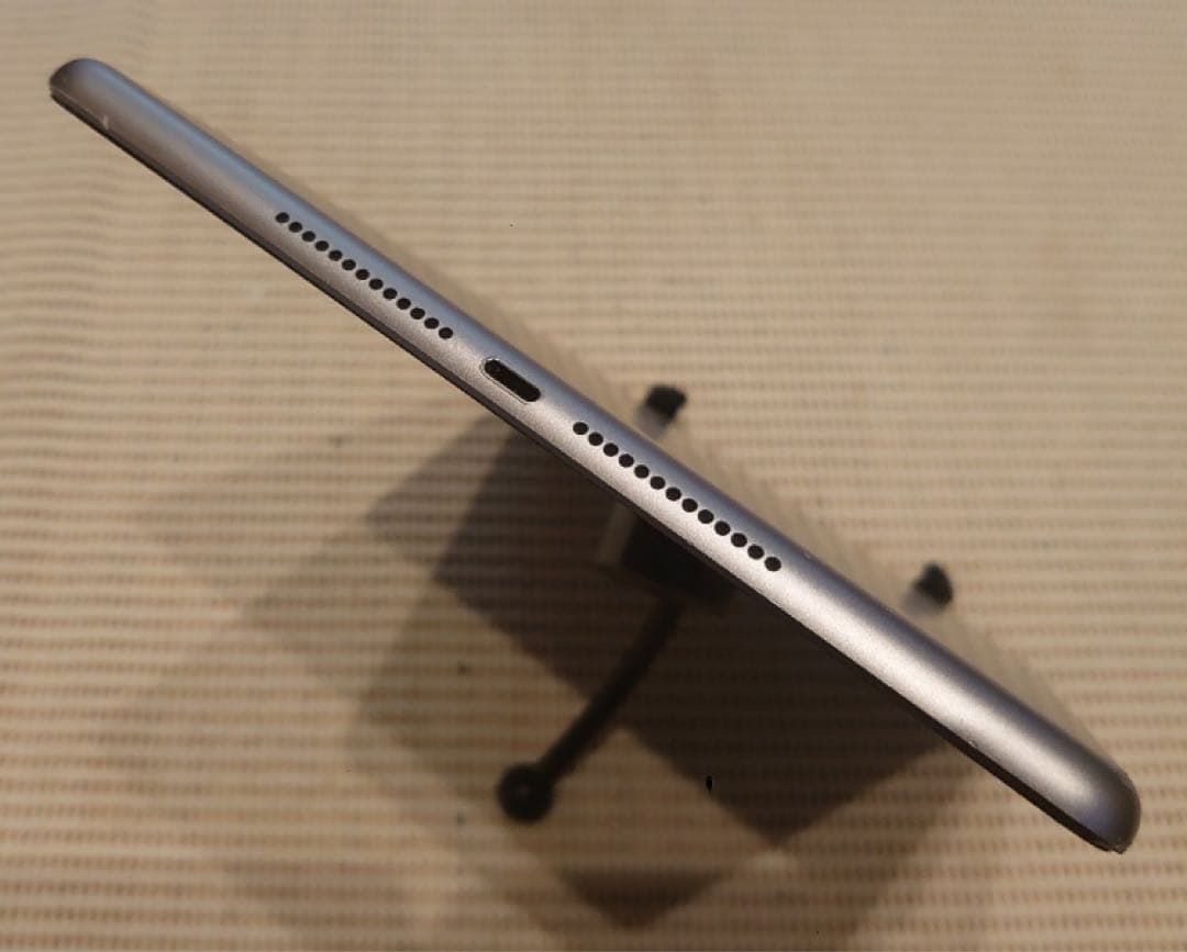 完動品iPad第6世代(A1893)本体128GBグレイ送料込NJF8M