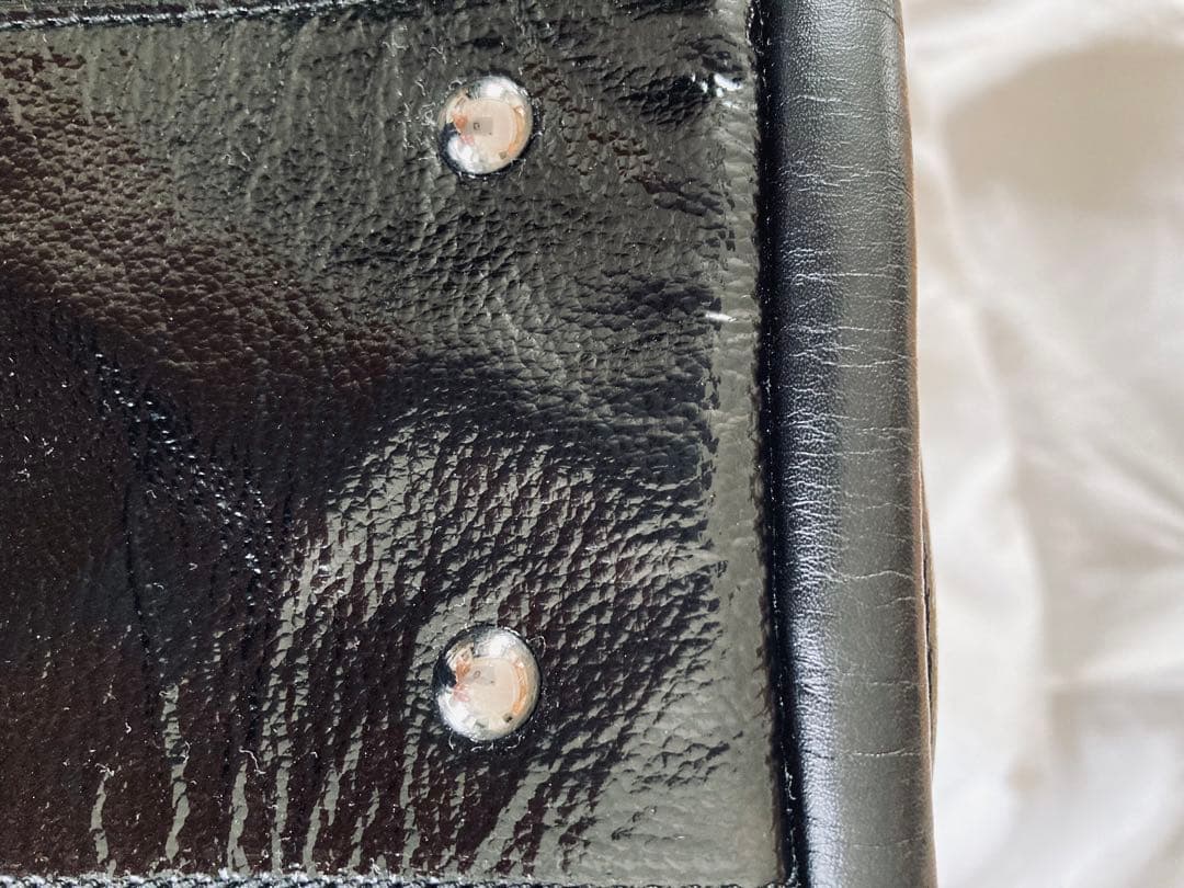 フェラガモ　本革・黒エナメル　大きめバッグ　専用保管袋、商品タグ付き 美品