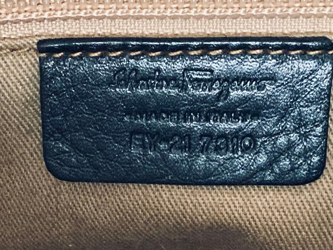 フェラガモ　本革・黒エナメル　大きめバッグ　専用保管袋、商品タグ付き 美品