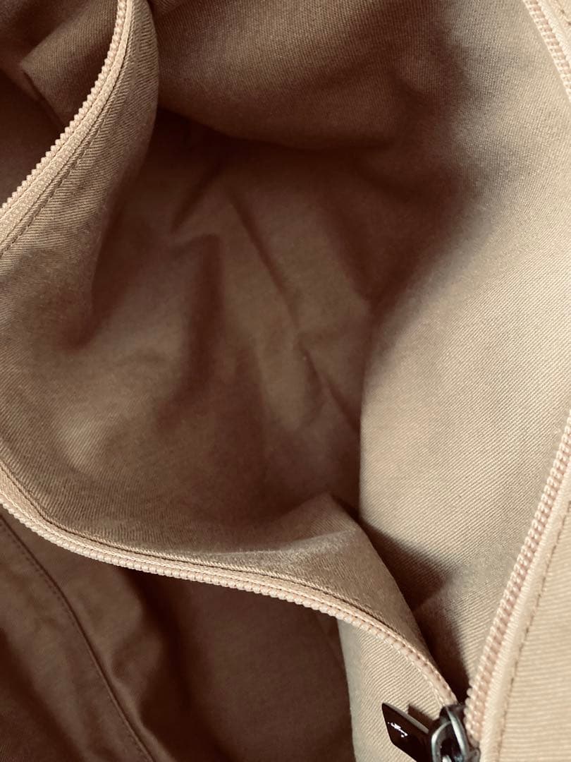 フェラガモ　本革・黒エナメル　大きめバッグ　専用保管袋、商品タグ付き 美品