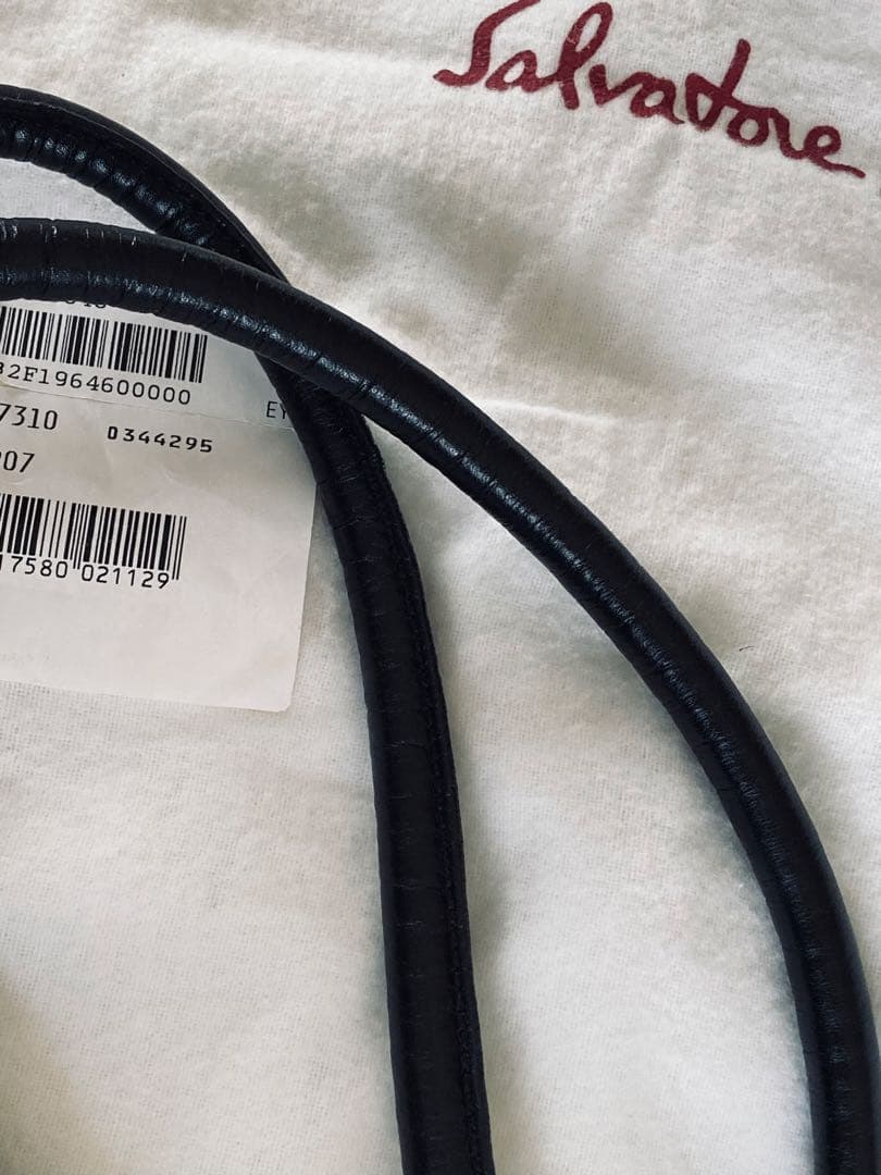 フェラガモ　本革・黒エナメル　大きめバッグ　専用保管袋、商品タグ付き 美品