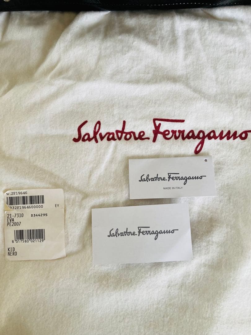 フェラガモ　本革・黒エナメル　大きめバッグ　専用保管袋、商品タグ付き 美品