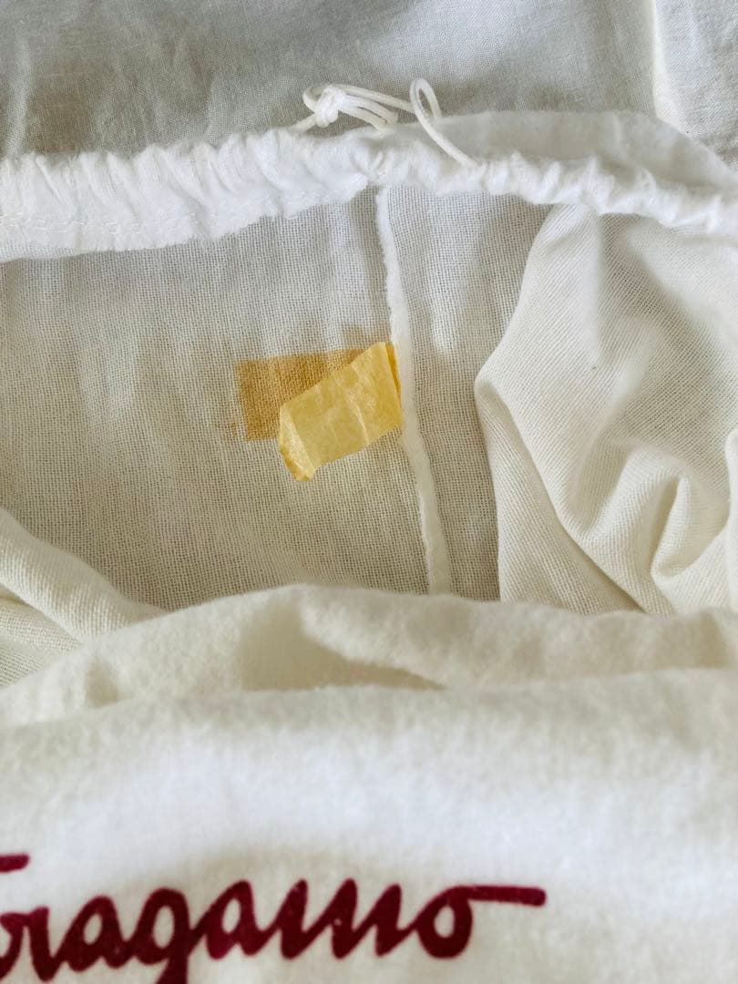 フェラガモ　本革・黒エナメル　大きめバッグ　専用保管袋、商品タグ付き 美品