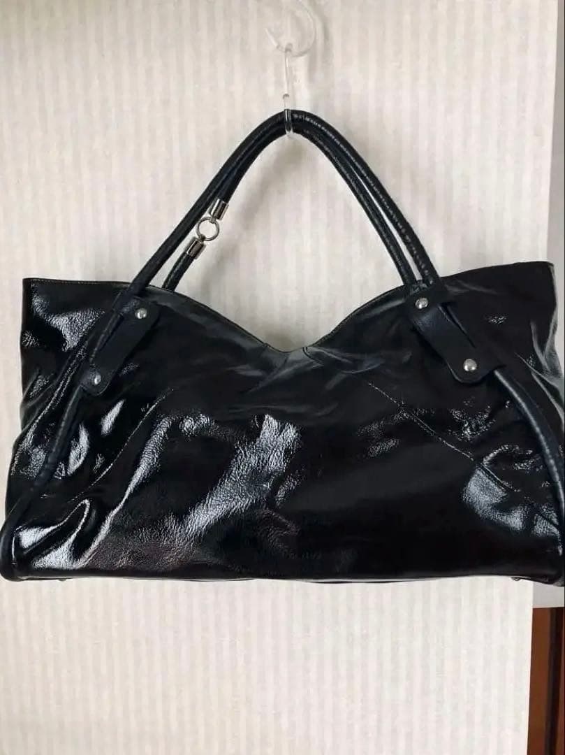 フェラガモ　本革・黒エナメル　大きめバッグ　専用保管袋、商品タグ付き 美品