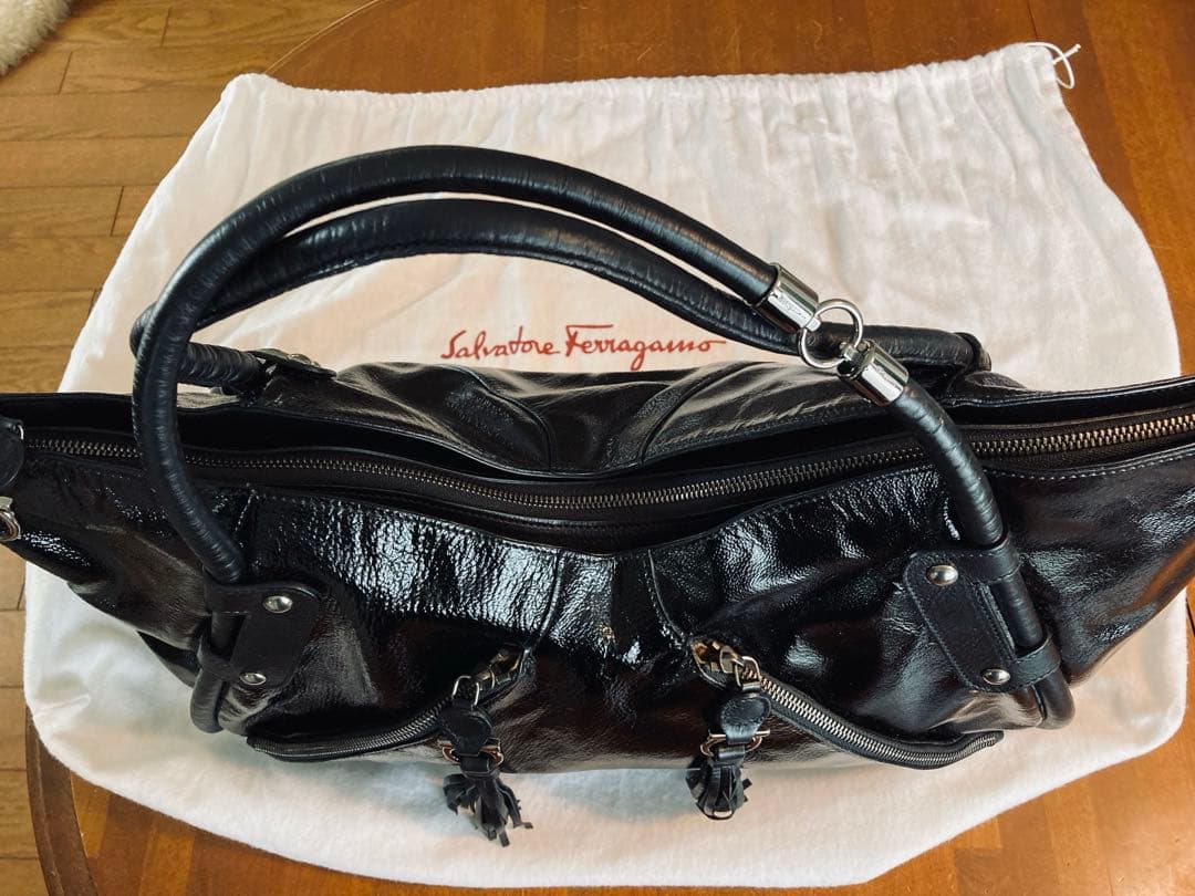 フェラガモ　本革・黒エナメル　大きめバッグ　専用保管袋、商品タグ付き 美品