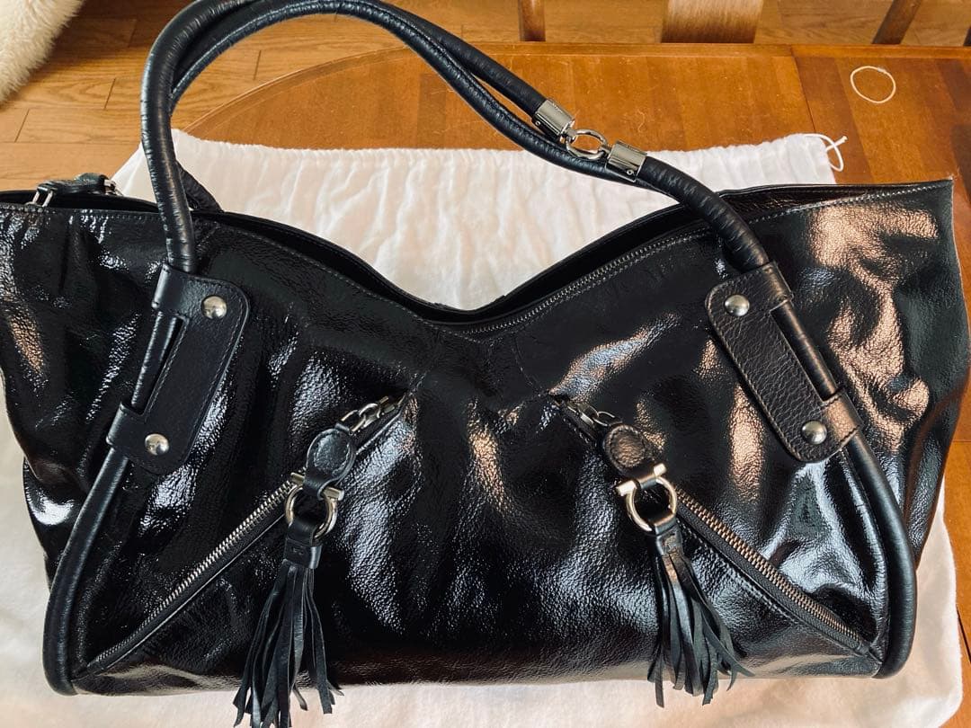 フェラガモ　本革・黒エナメル　大きめバッグ　専用保管袋、商品タグ付き 美品