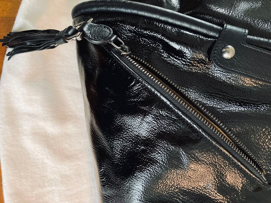 フェラガモ　本革・黒エナメル　大きめバッグ　専用保管袋、商品タグ付き 美品