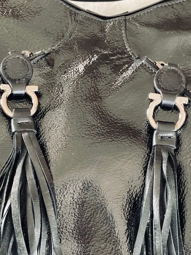 フェラガモ　本革・黒エナメル　大きめバッグ　専用保管袋、商品タグ付き 美品