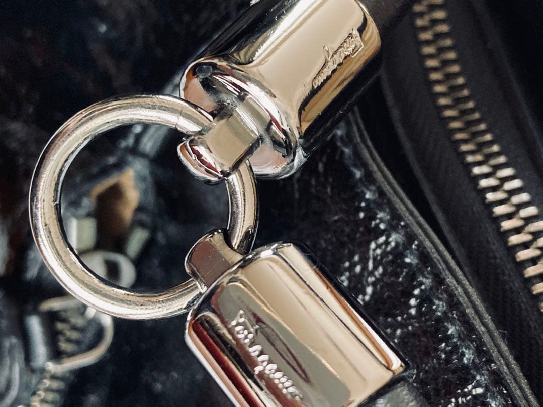 フェラガモ　本革・黒エナメル　大きめバッグ　専用保管袋、商品タグ付き 美品