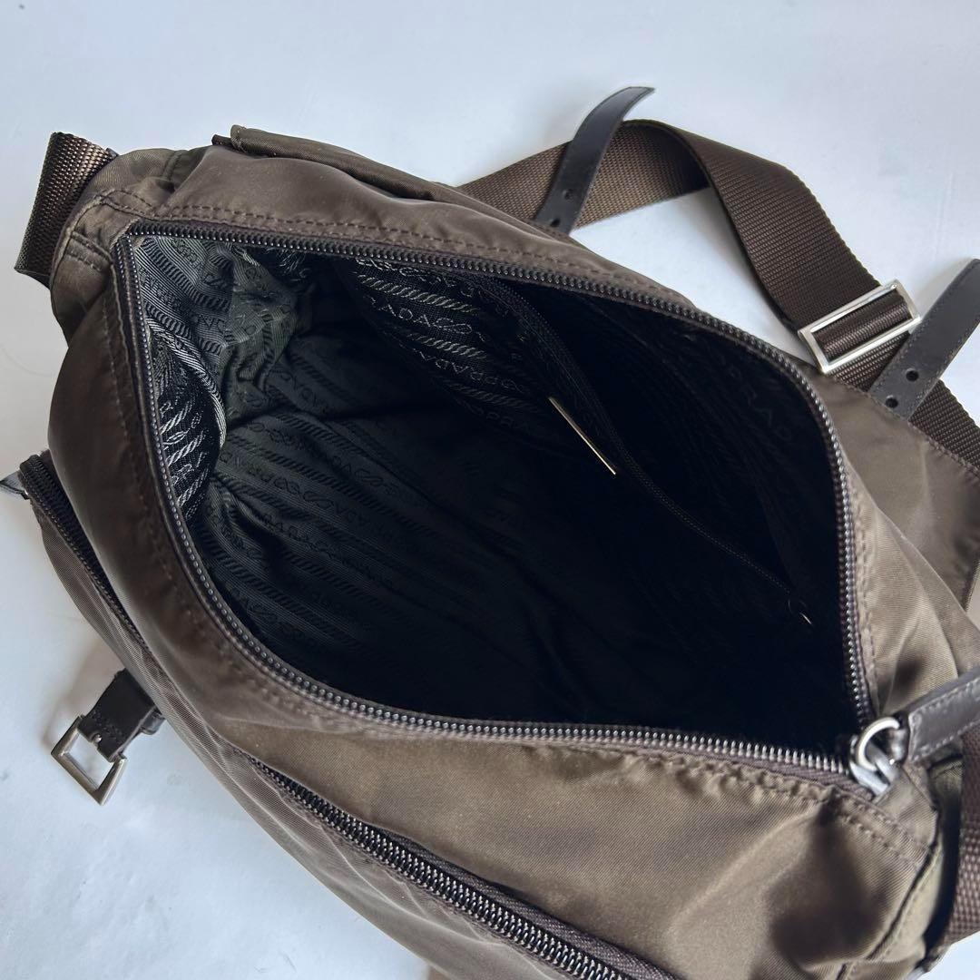 プラダ メッセンジャーバッグ ショルダーバッグ 三角プレート ナイロン カーキ