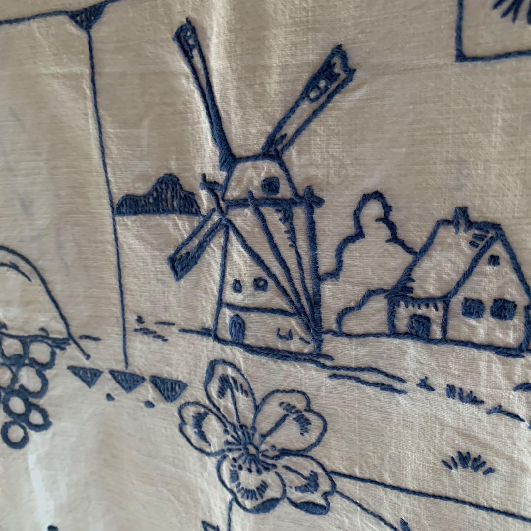 フランスアンティーク　レアなブルーの糸で風景と文字が刺繍されたカーテン！可愛い！
