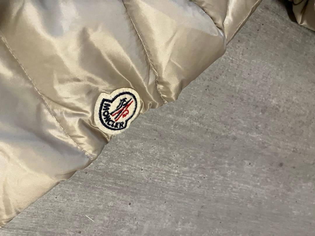 Moncler モンクレール　フードの可愛いダウンジャケット