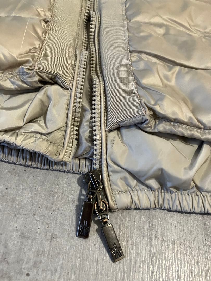 Moncler モンクレール　フードの可愛いダウンジャケット