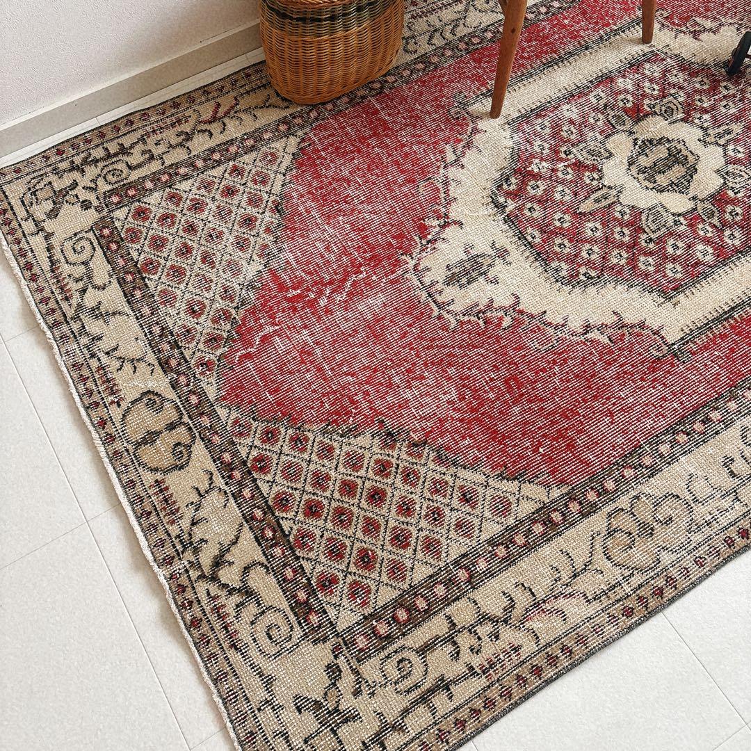 トルコ　ヴィンテージ ラグ　可愛い赤ラグ