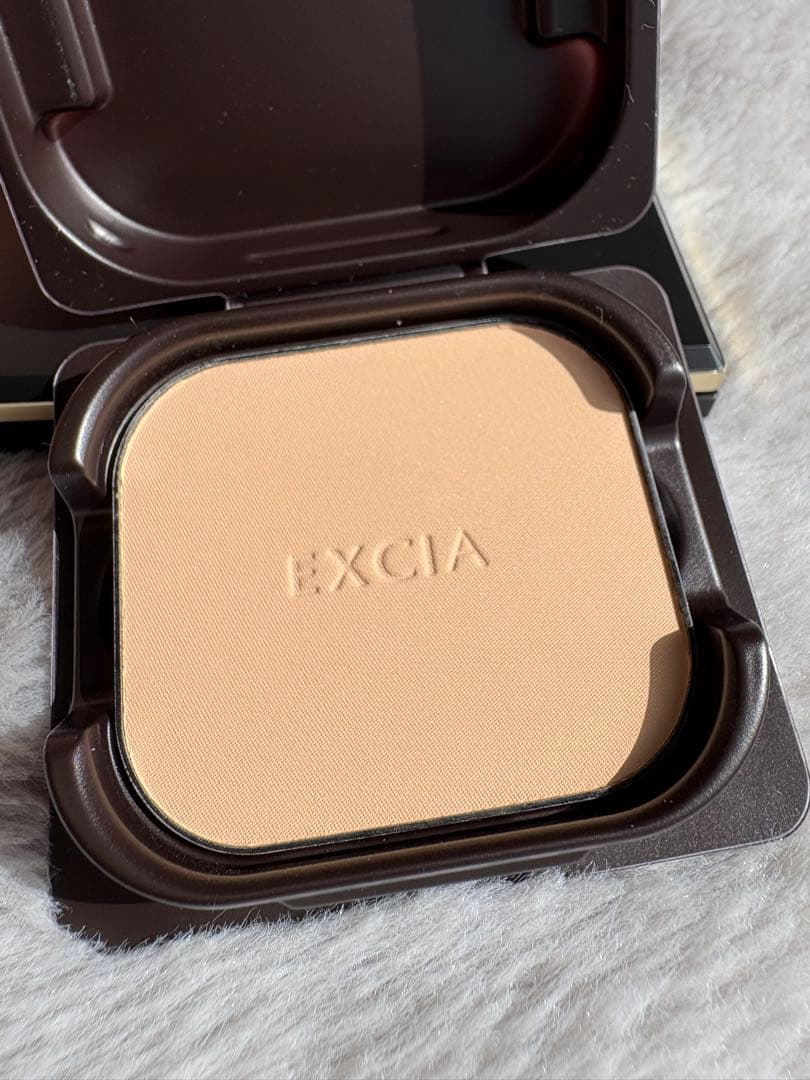エクシア ラディグロウパウダーファンデーションNA201とケース