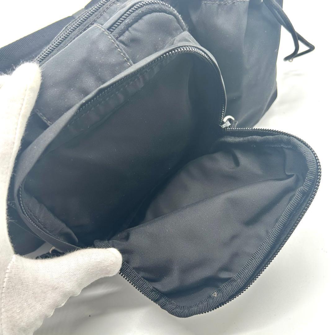 美品✨プラダ　ナイロン　ウエストポーチ　三角プレート　ブラック　シルバー金具