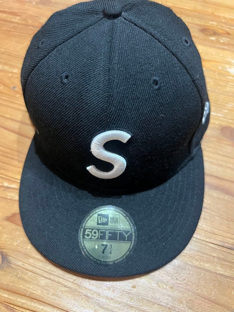 SUPREME Sロゴ　newera 7 3/4 61.5cm