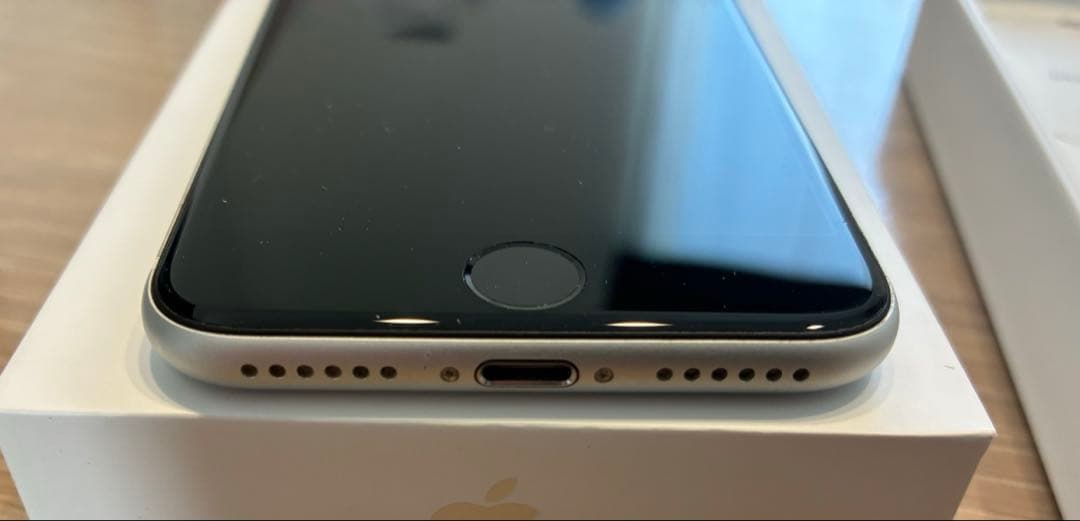 特別値下げ中　美品　iPhone se 第２世代 128GB SIMフリー　白