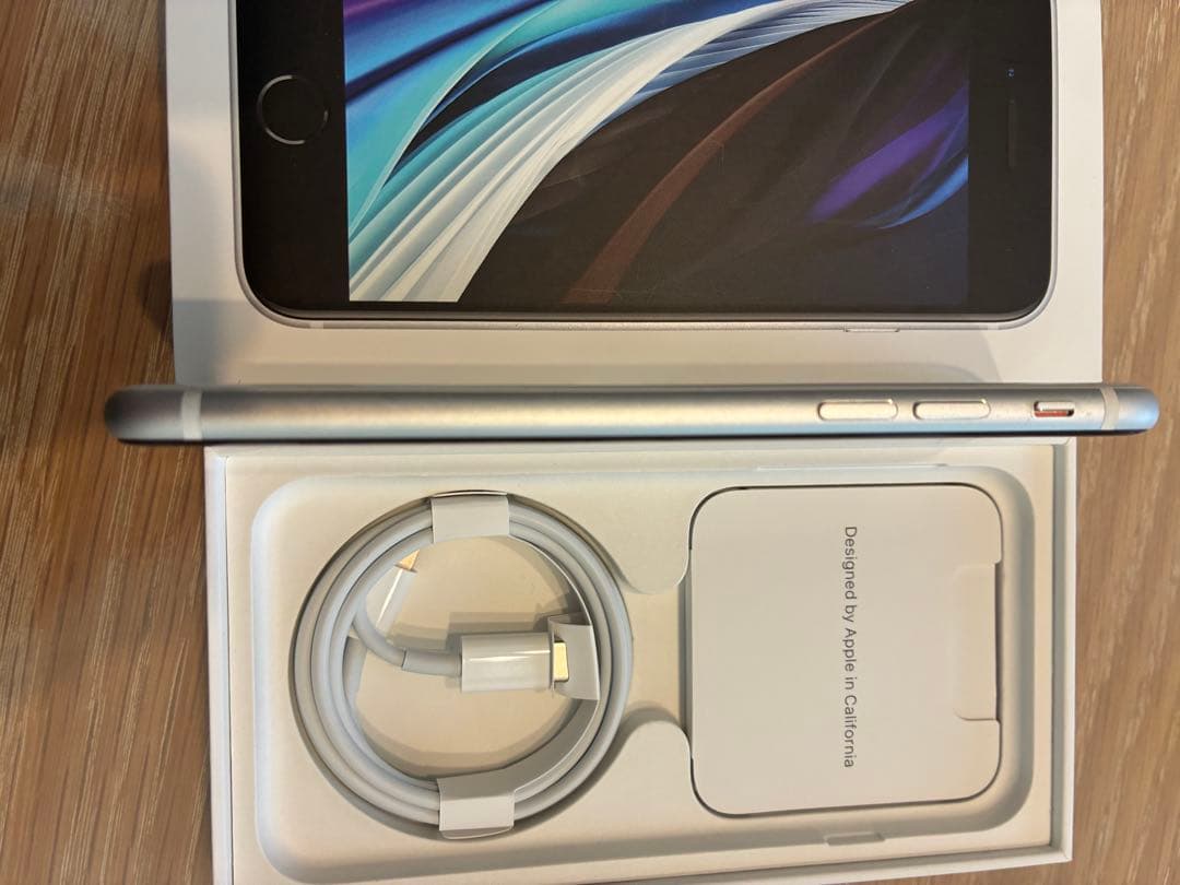 特別値下げ中　美品　iPhone se 第２世代 128GB SIMフリー　白