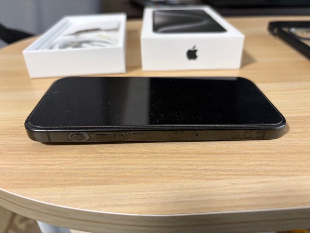 Apple iPhone 15 Pro ブラックチタニウム 本体