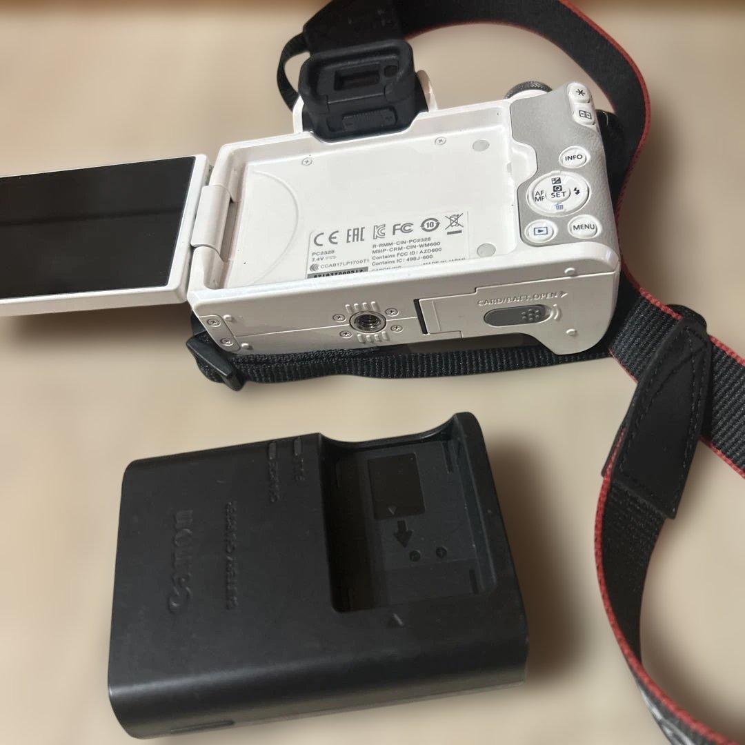 Canon ミラーレス一眼カメラ EOS Kiss M ホワイト　ボディ　動作良