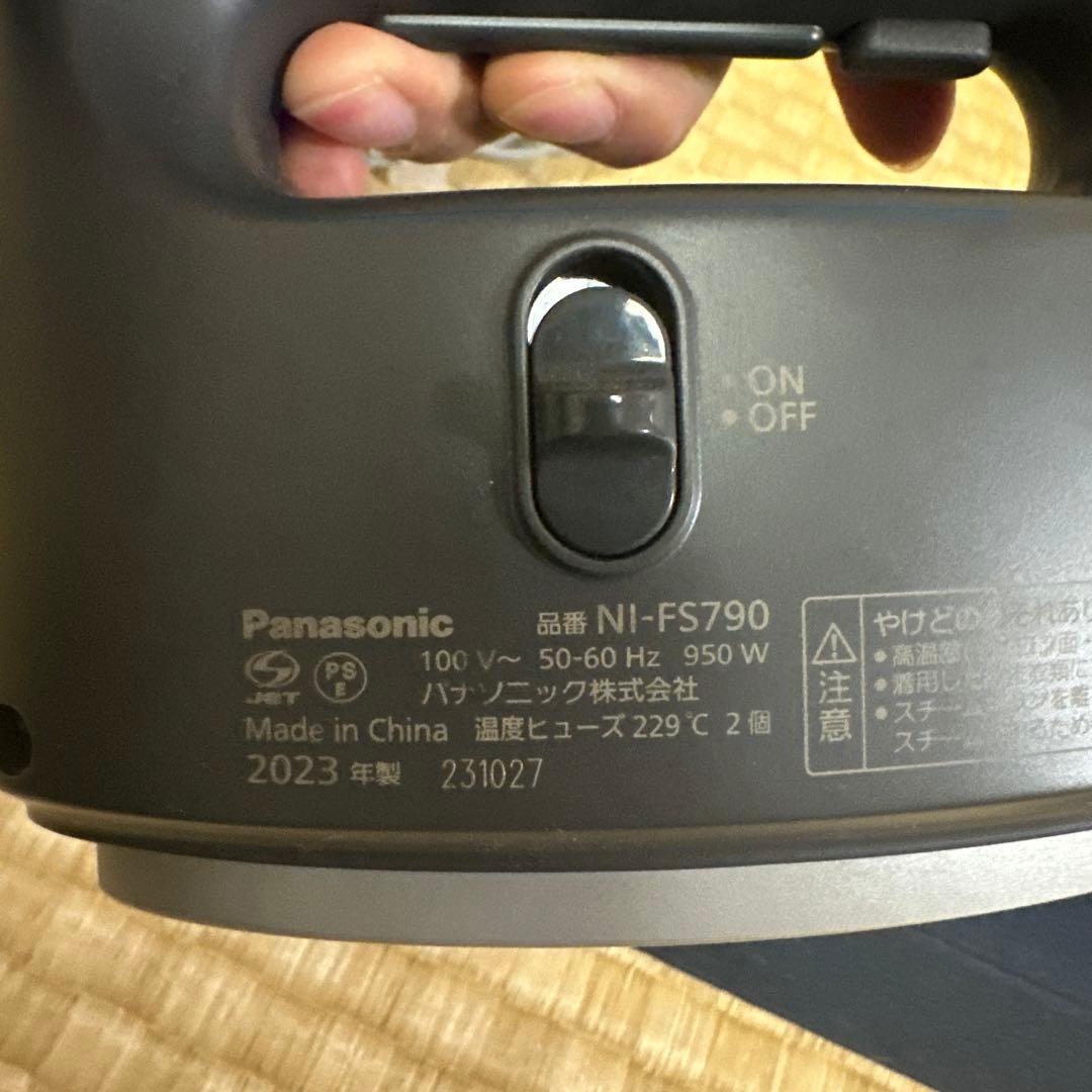 【美品】パナソニック 衣類アイロンスチーマー 脱臭 除菌 カームブラック