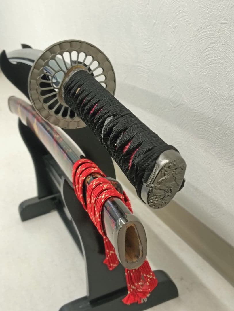 高級模造刀 前田慶次モデル 黒柄赤鮫皮 大輪透し鍔 赤黒斑ら呂鞘