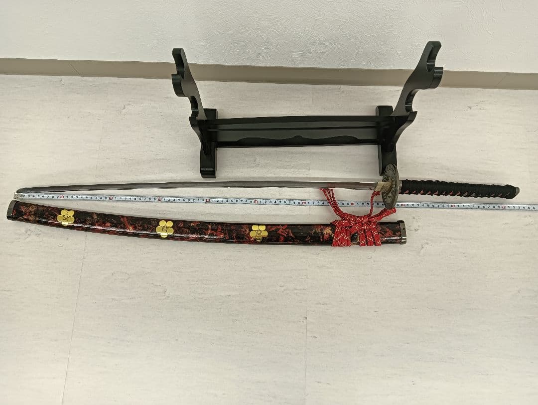 高級模造刀 前田慶次モデル 黒柄赤鮫皮 大輪透し鍔 赤黒斑ら呂鞘