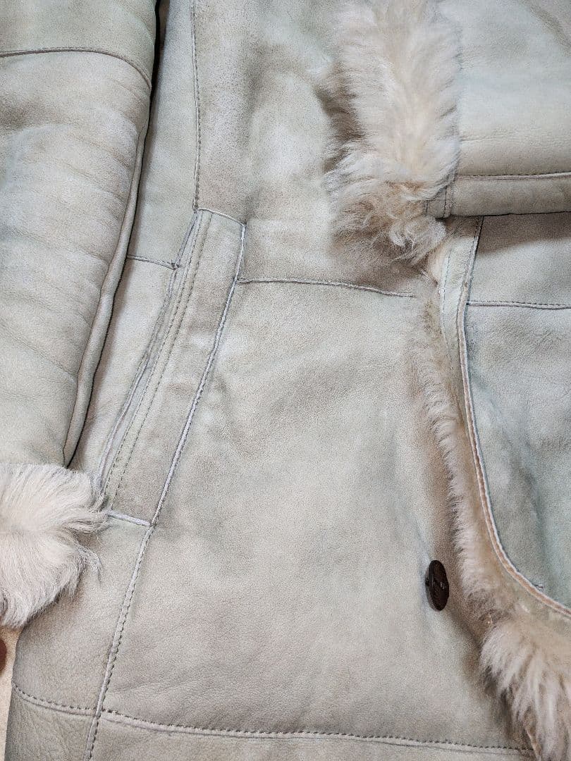 GIMO'S のライトグレーの軽く柔らかいトスカーナムートンスエードコート。