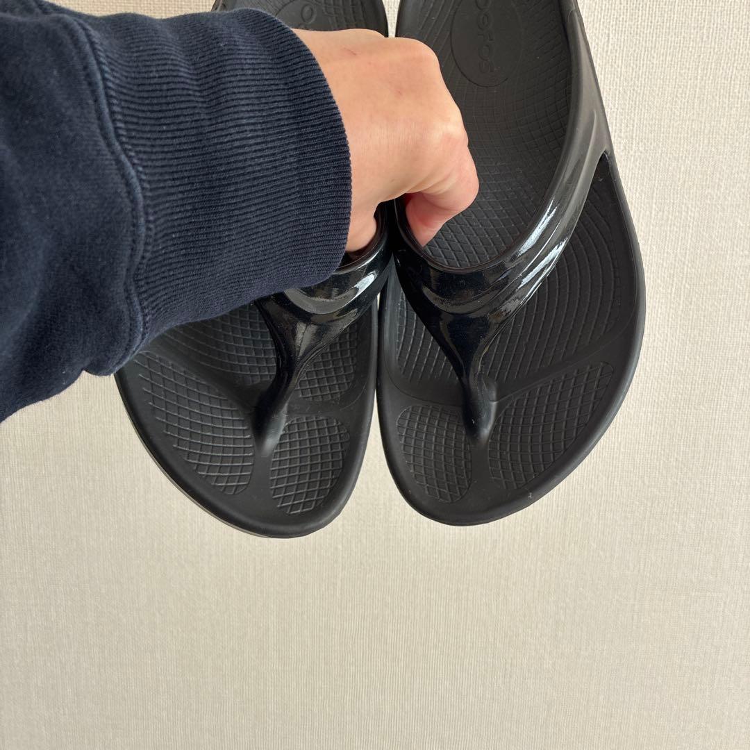 【1/21のみ大幅値下げ&明日発送可能】OOFOSOomegaブラック23センチ