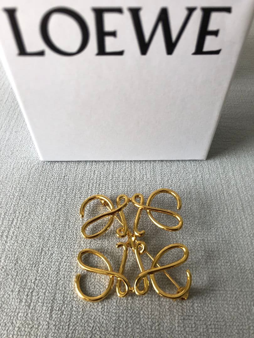 LOEWE ロエベ　ブローチ　ゴールド　上品　レディース fashion
