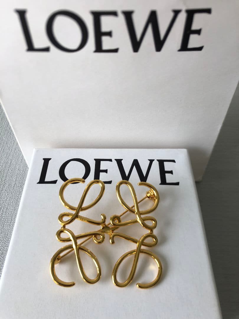 LOEWE ロエベ　ブローチ　ゴールド　上品　レディース fashion