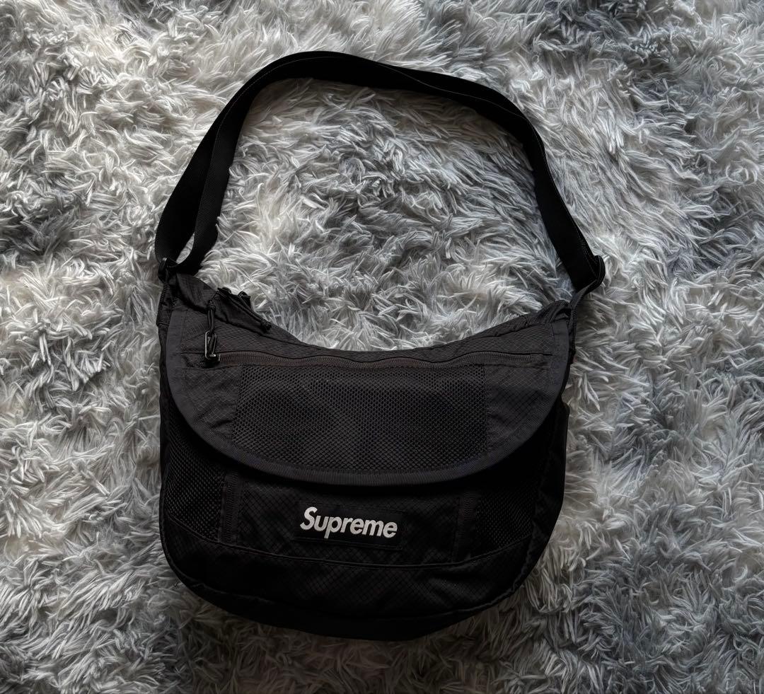 美品　Supreme Small メッセンジャーバッグ　ブラック　デザイン◎