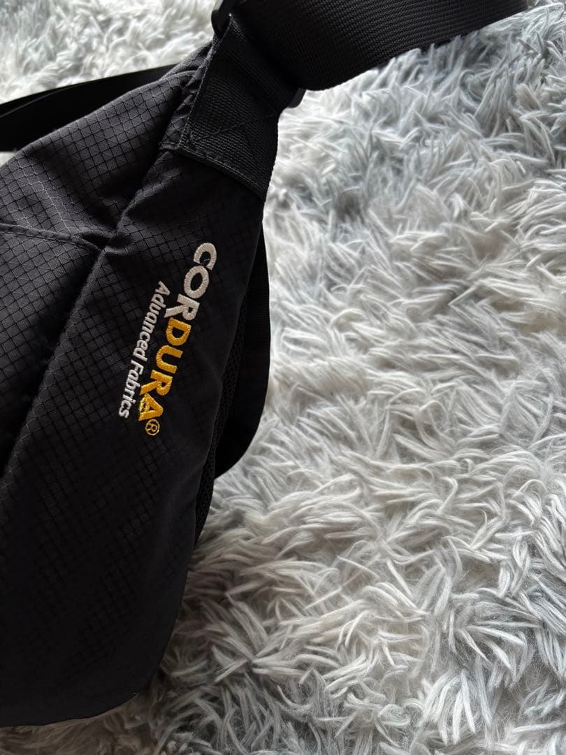 美品　Supreme Small メッセンジャーバッグ　ブラック　デザイン◎