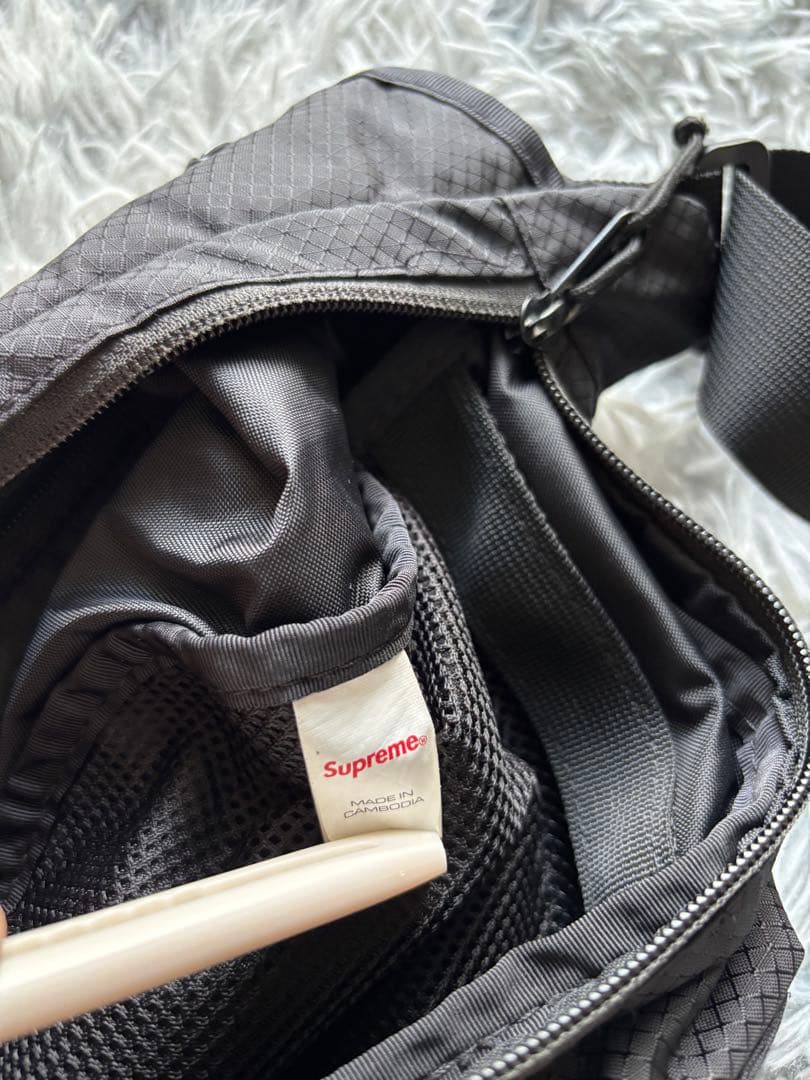 美品　Supreme Small メッセンジャーバッグ　ブラック　デザイン◎