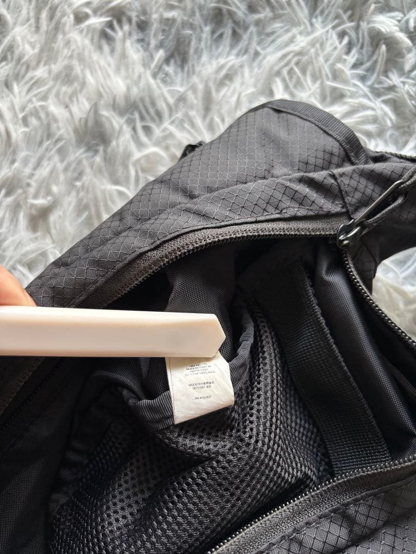 美品　Supreme Small メッセンジャーバッグ　ブラック　デザイン◎