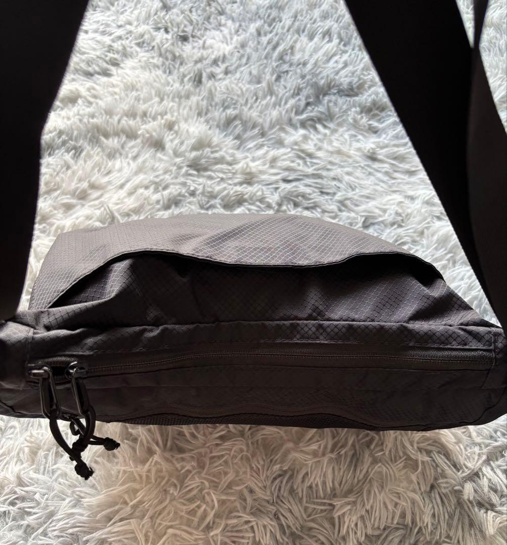 美品　Supreme Small メッセンジャーバッグ　ブラック　デザイン◎