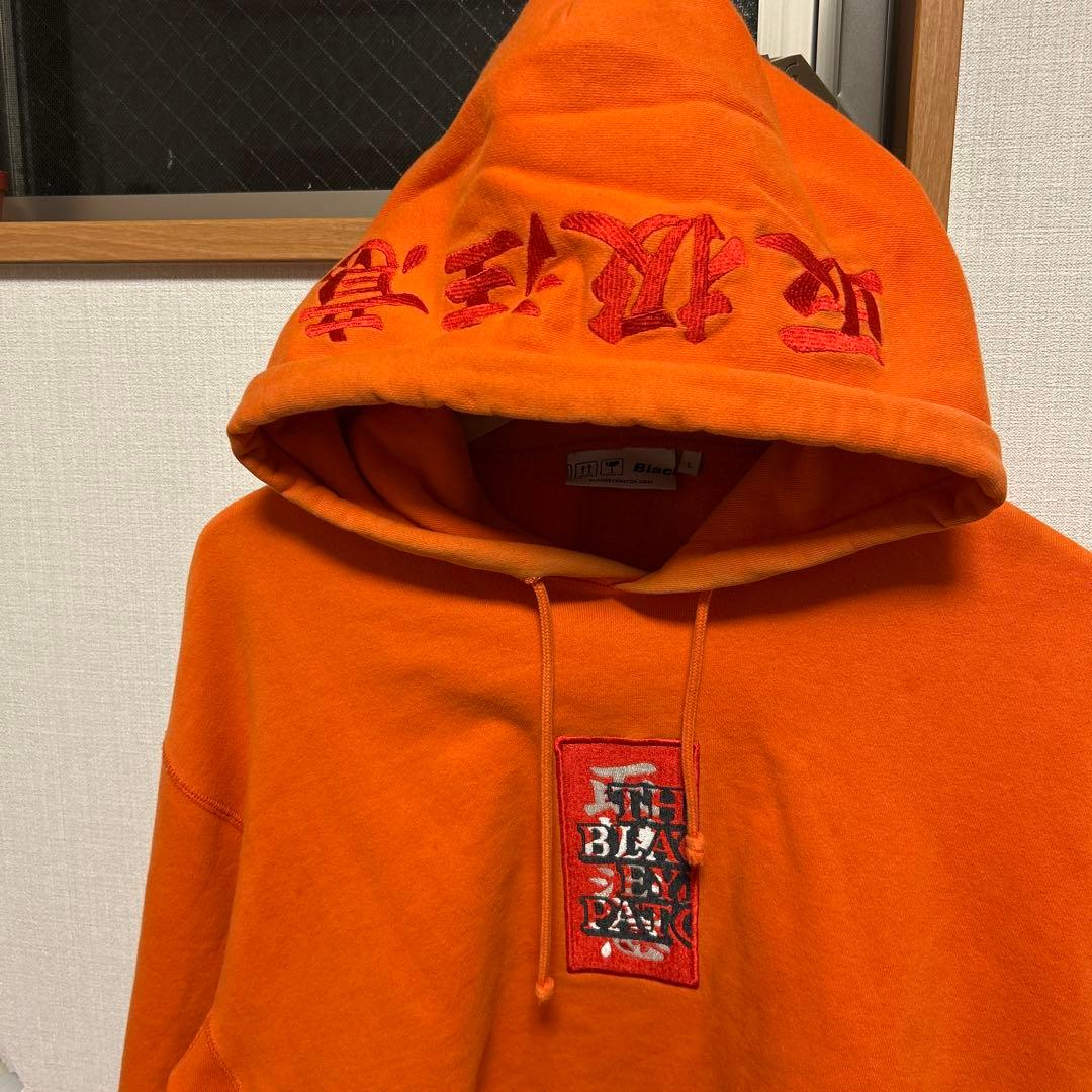 black eye patchブラックアイパッチオレンジパーカー