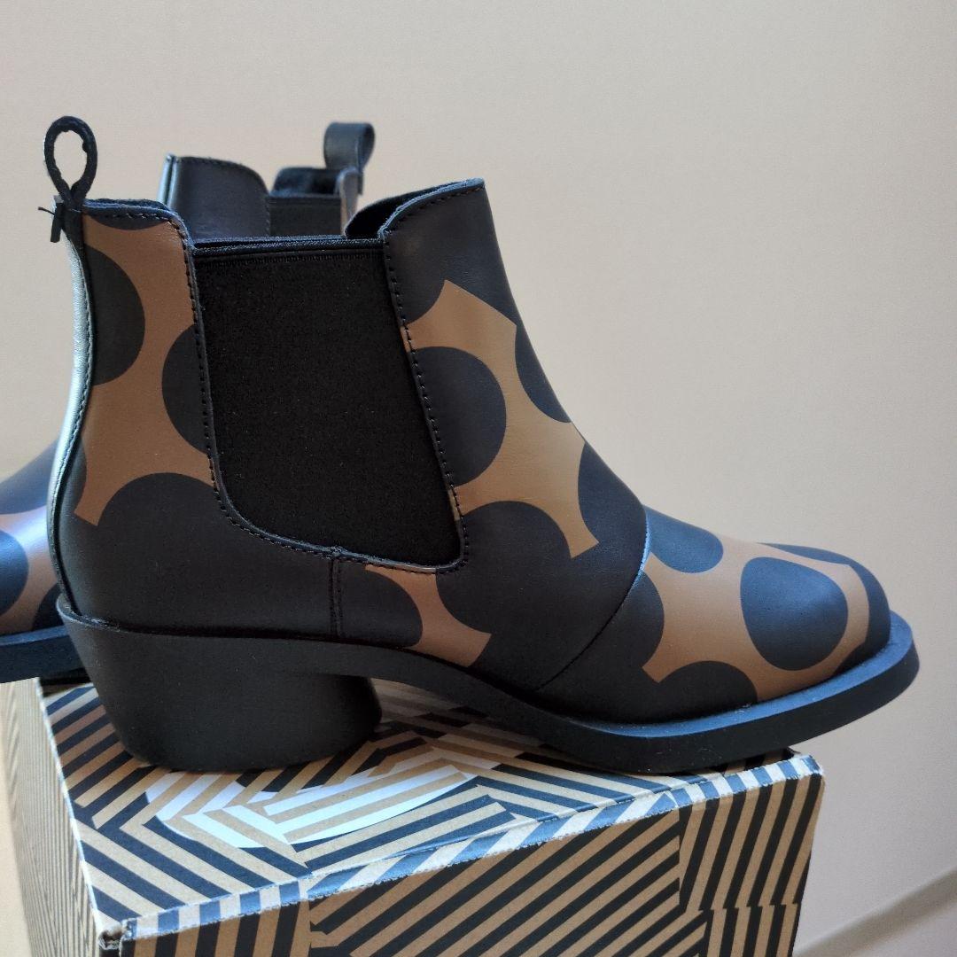 CAMPER SNIMIブラウンとブラックのドットパターンショートブーツ