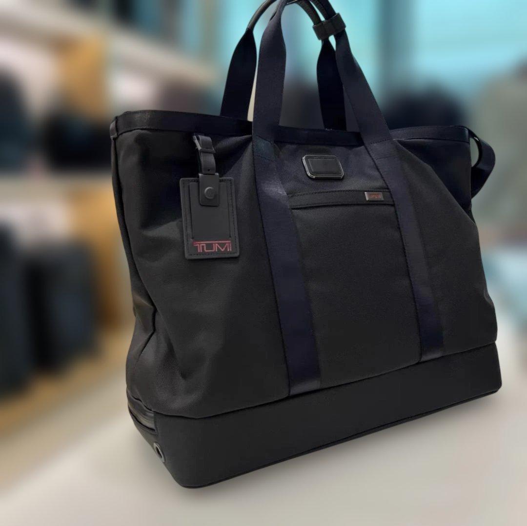 TUMI キャリーオールトートバック　ブラック