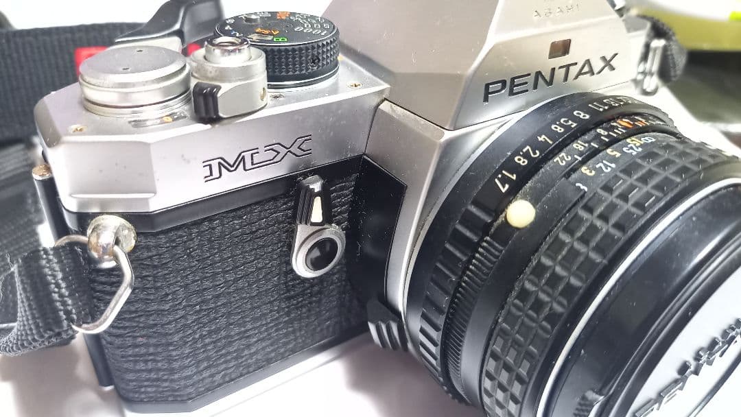 Pentaxの一眼レフです。ズームはありません。期限不明のフイルム１本付き。