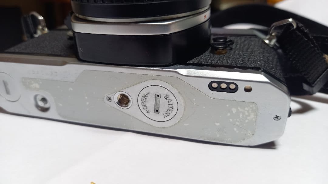 Pentaxの一眼レフです。ズームはありません。期限不明のフイルム１本付き。