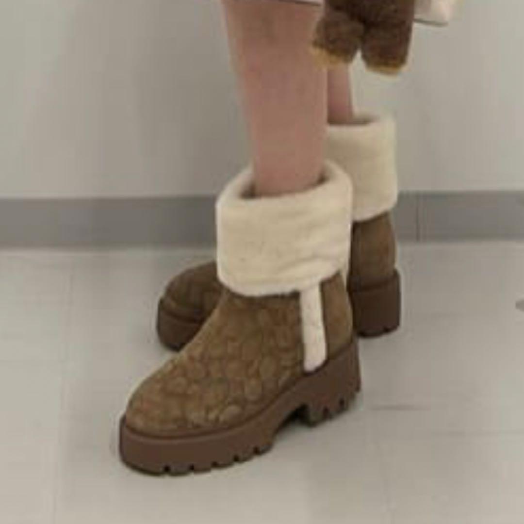 コーチ チャンキー シェルパ ブーティ　シグネチャー スエード ブラウン24