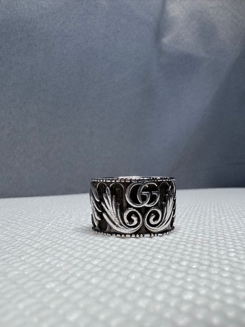 Gucci シルバーリング 装飾的な彫刻