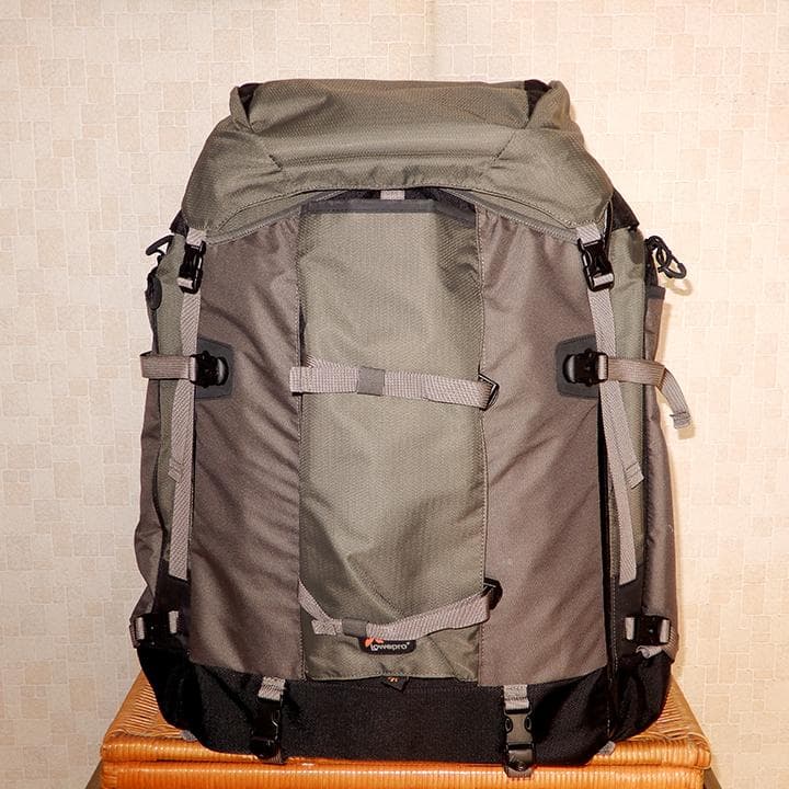 ロープロ大型カメラバック　LowePro Trekker 600 AW