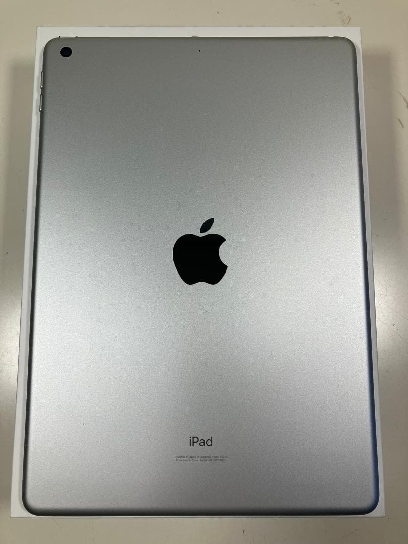 iPad 第8世代　32GB シルバー　Wi-Fiモデル　カバーガラス付
