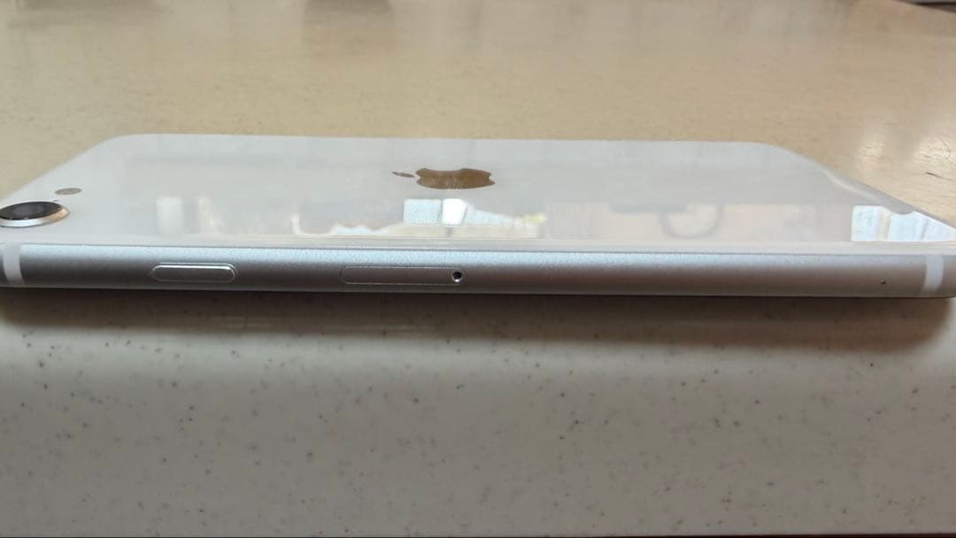 Apple iPhone SE 第二世代　ホワイト