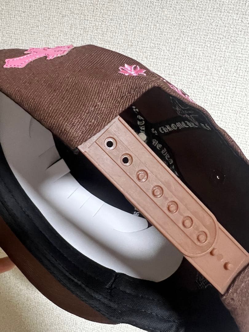 ブラウン ピンク刺繍 スナップバックキャップ